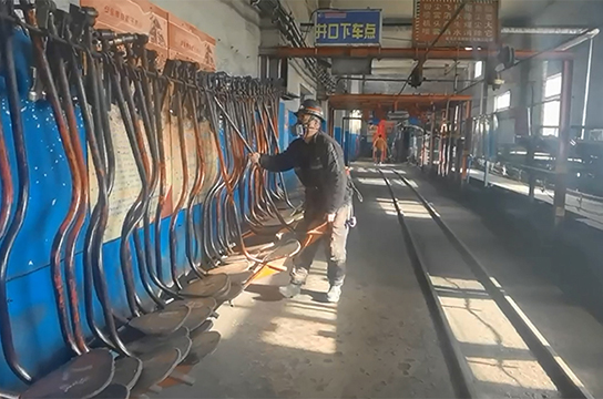 廣眾技術(shù)人員下井安裝水泵用電動(dòng)機(jī)軸承溫度振動(dòng)監(jiān)測(cè)裝置