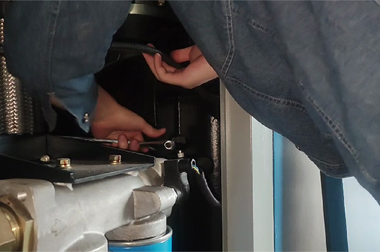 ZBK380空壓機(jī)斷油保護(hù)裝置安裝之油路加裝壓力傳感器