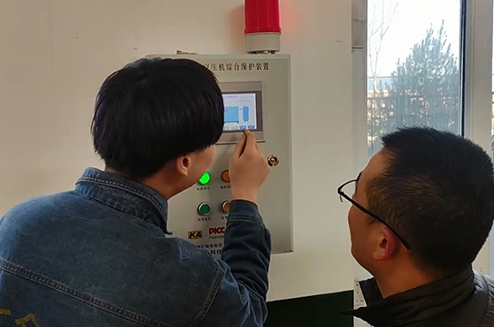 廣眾工程師在空壓機(jī)斷油保護(hù)裝置安裝現(xiàn)場(chǎng)