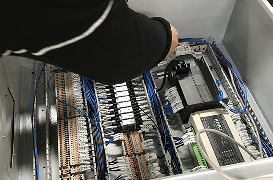 定制款11臺空壓機9臺儲氣罐用超溫保護裝置生產(chǎn)中